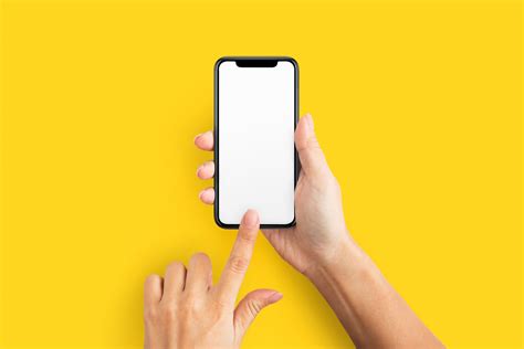 Mockup Of Female Hand Holding Cell Phone With Blank Screen Estado De