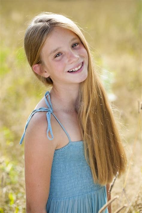 retrato de una niña rubia hermosa con el pelo largo imagen de archivo imagen de alegre