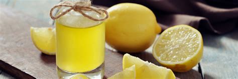 Mettete le bucce dei limoni in un recipiente di vetro e aggiungete l'alcol. Limoncello fatto in casa | le uova Maia