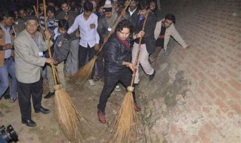 Kailash Kher Wields Broom Gets Narendra Modis Praise