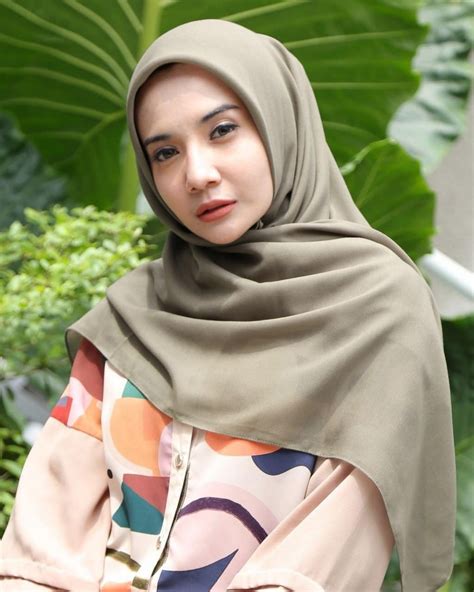 10 Brand Hijab Artis Yang Cocok Dipakai Saat Lebaran Nanti