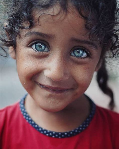 Un photographe turc capture la beauté des yeux des enfants qui brillent comme des pierres précieuses