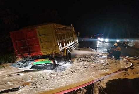 Carilah satu perkataan yang meliputi pengertian kedua kata tadi example ayam itik : Pemadaman Kebakaran Truk, Petugas Damkar Pilih Tak Gunakan ...