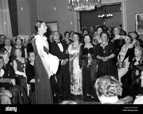 Gertrud Scholtz Klink In Des Lyceum Clubs In Berlin 1935 Stockfotografie Alamy