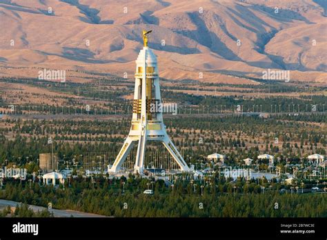 Monument de neutralité à Ashgabat au Turkménistan construit avec du