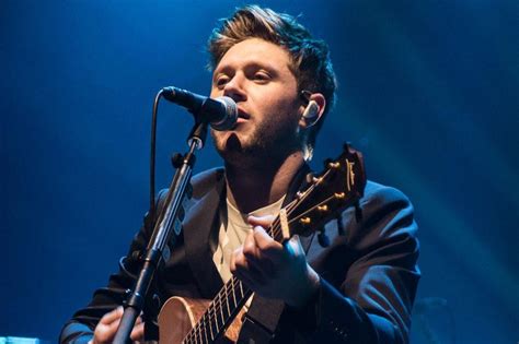 Niall Horan Delights Fans By Singing 1d Songs