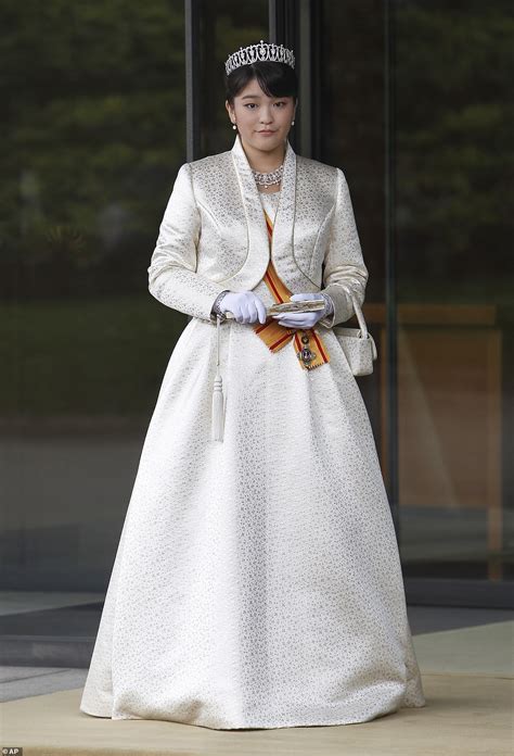 Japans Princess Mako Marries Commoner Loses Royal Status Daily Mail Online