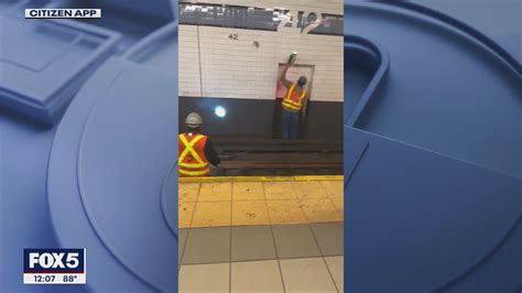 Man Electrocuted On Nyc Subway Tracks Youtube