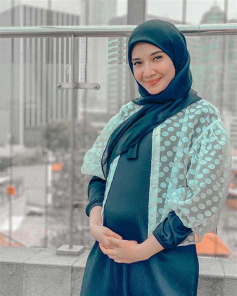 In syaa allah bre jadi anak yang soleh dan kebanggaan orang tua yaa. Pamer Baby Bump, Zaskia Sungkar Sukses Bikin Gemas