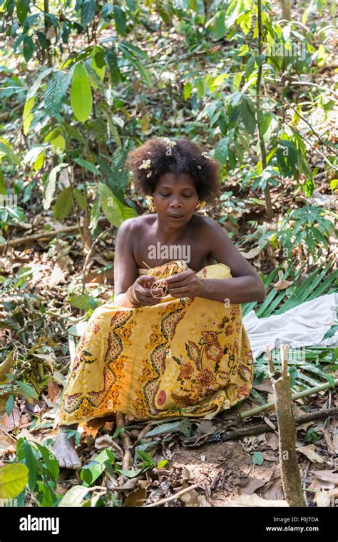 Frau Des Stammes Orang Asil Sitzen Im Dschungel Eingeborenen Indigene Völker Regenwald Taman