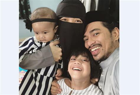 Takkan kubiarkan walau ribut menyentakmu yang tidur datang petir menyambar jengking dan ular bonda takkan berundur nyamanlah arjuna beta mimpikan yang indah saja nanti bila kau buka mata semua tak serupa 'kan ada satu ketika kau tak tahu mana. "Makluman Tentang Suami Tak Sihat Itu Perlu. In Case Ada ...