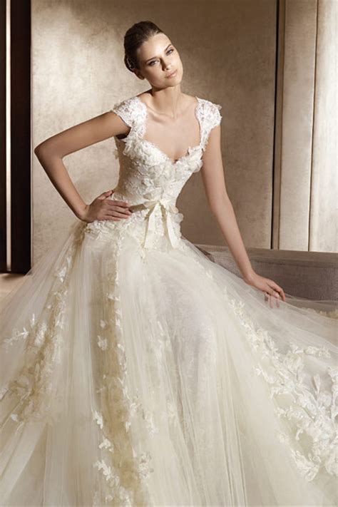 If you are ready to part with your wedding dress, then you have a number of options available to you. Vintage Wedding Dresses | DressedUpGirl.com