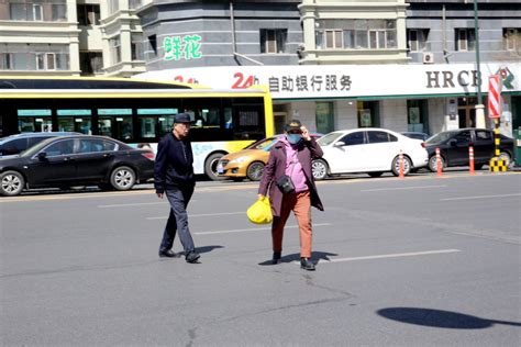 闯红灯、横穿马路、翻越护栏这些行人违法过街被曝光！腾讯新闻