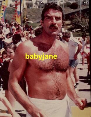 058 TOM SELLECK HAIRY BARECHESTED AT BATTLE OF THE NETWORK STARS PHOTO