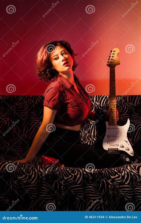 pin up mit gitarre stockfoto bild von gitarrist gestreift 46311934