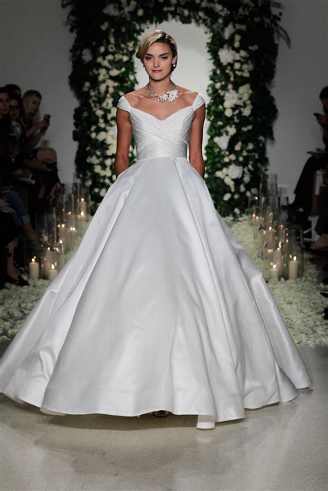 Bridal gown designer anne barge debuts her 2010 collection of bridal gowns in nyc. Anne Barge Bridal Fall 2016 Collection - Vogue