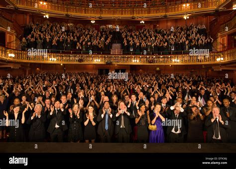 Audiencia Aplaudiendo En Teatro Fotografía De Stock Alamy