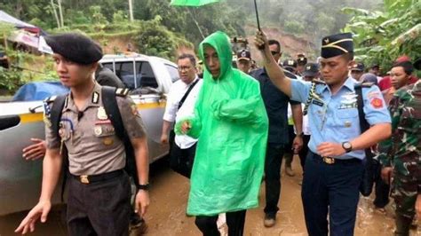 Jas hujan adalah pakaian tahan air yang dipakai untuk melindungi tubuh dari hujan. Monyet Pake Jas Hujan Warna Hijau - Jual JAS HUJAN Ponco ...