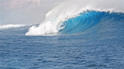 Download Free Hd Blue Sea Waves Desktop Wallpaper In 4k