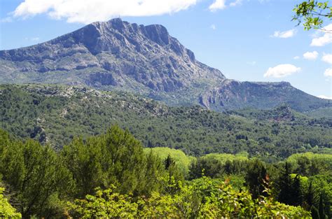 Une Magnifique Ville Entourée De Montagnes Aix En Provence Tourisme