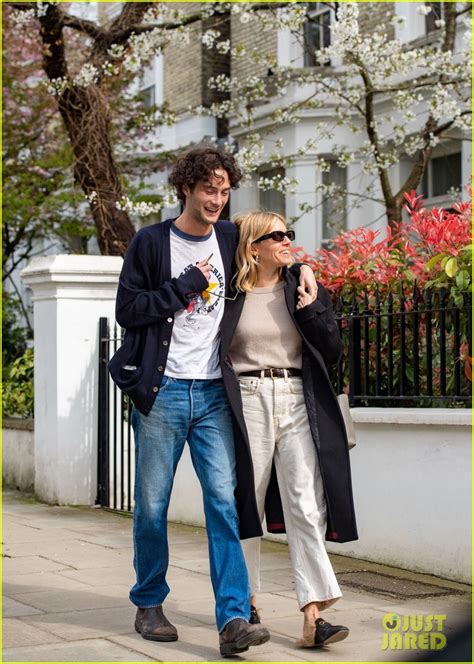 Photo Sienna Miller Oli Green Kiss Date 01 Photo 4743980 Just