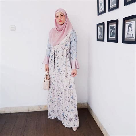 10 Gaya Padu Padan Dress Dengan Hijab Ala Natasha Rizky Yang Memesona