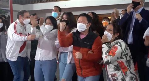 Jun 01, 2021 · el jefe de la oficina nacional de procesos electorales (onpe), piero corvetto, aclaró que los miembros de mesa y los personeros de cada partido constatan la identidad de los sufragantes al. Segunda vuelta: la reacción de Keiko Fujimori tras el ...