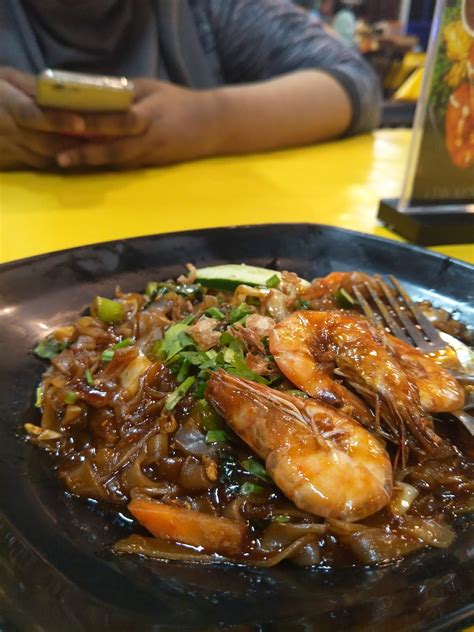 For just $3 a plate, they give you quite a generous portion of char kway teow. Petang tu, kak buat Laksa Penang pulak. Biasalah kalau ...