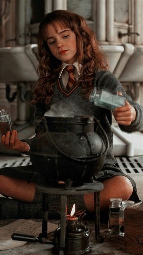 Emma Watson As Hermione Granger Sitting On The Floor Harry Potter Cute Emma Watson 3195911