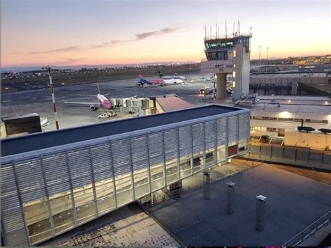 La pista forma parte del lado aire de un aeródromo. Nuova eruzione dell'Etna, chiude l'aeroporto di Catania ...