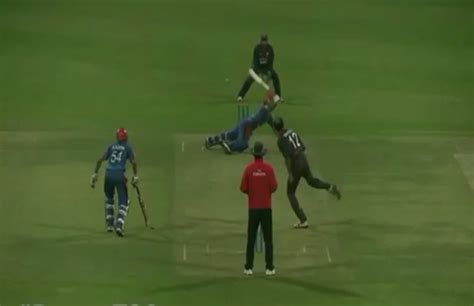 वीडियो क्रिकेट में आपने पहले कभी नहीं देखा होगा ऐसा शॉट खिलाड़ी ने पिच पर लोटते हुए जड़ा छक्का