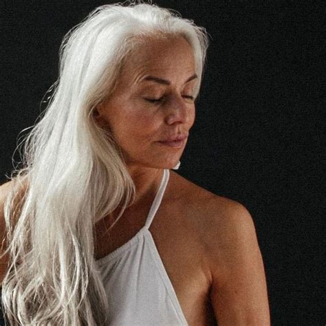60 Year Old Model Puts Sexed Up Swimsuit Ads To Shame In Stunning Photos Old Models Beautiful