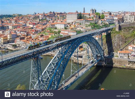 Wir verraten dir alle sehenswürdigkeiten und teilen viele insidertipps für deinen städtetrip. Brücke Porto Portugal, ein u-Bahn-Zug auf der oberen Ebene ...