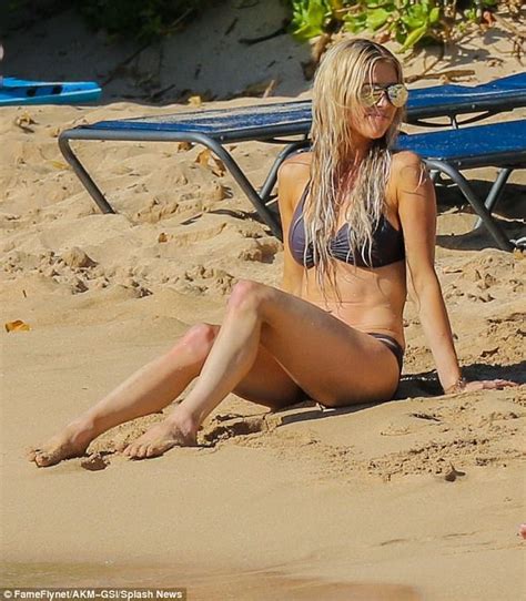 Flip Or Flops Christina El Moussa Shows Off Bikini Body Daily Mail