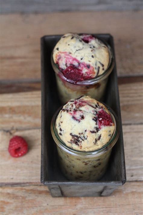 Teig in einen spritzbeutel füllen und die gläser maximal bis zur hälfte füllen. Himbeer-Schokosplitter-Kuchen im Glas | Kuchen im glas ...