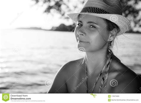Zwart Wit Portret Van Een Aantrekkelijk Meisje In Een Hoed Op Het