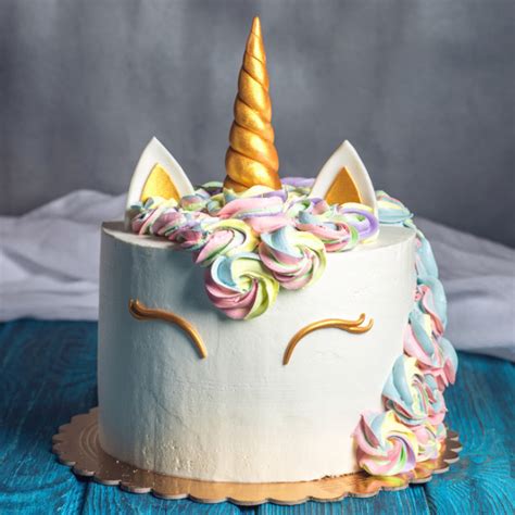 Soyez créatifs et détournez le classique gâteau au yaourt en y incorporant des éléments originaux ! Recette Gâteau licorne