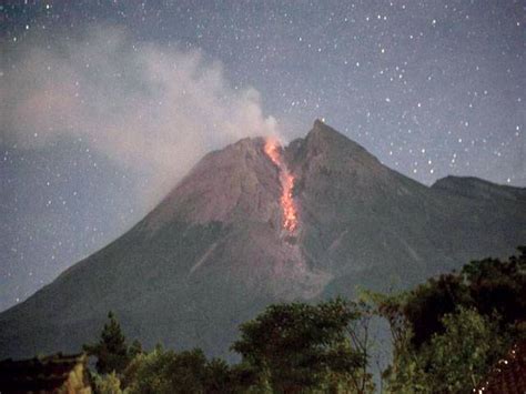 Philippines On Alert For Another Volcano Eruption As Thousands Flee