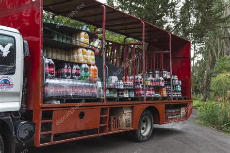 Camión De Carga Con Cargas De Bebidas Gaseosas Islas Galápagos — Foto Editorial De Stock