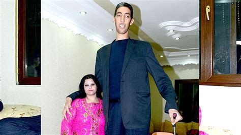 Tallest Man In The World Gets Married Sultan Kosen Youtube