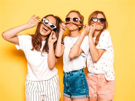trzy młode piękne uśmiechnięte hipster dziewczyny w modne letnie ubrania seksowne beztroskie