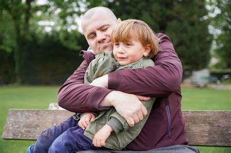 Padre Consolando Y Abrazando A Su Hijo Llorando Al Aire Libre Concepto