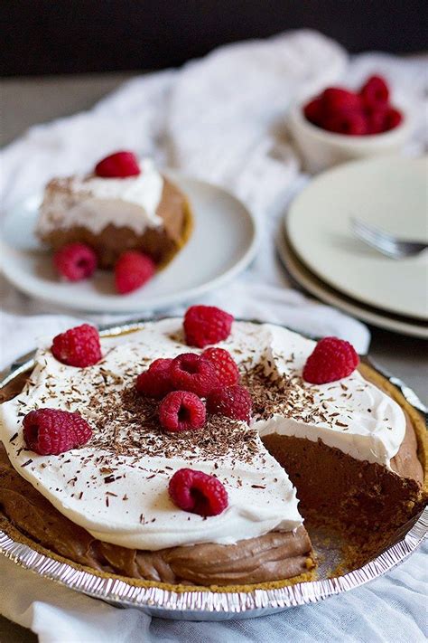 no bake chocolate cream pie is easy to make with raspberries andere chocolate delicious