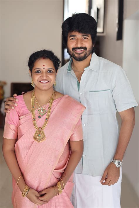 Sivakarthikeyan S Latest Picture With His Wife Aarthi Goes Viral Check Out