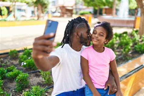 Padre E Hija Sonriendo Confiados Se Hacen Selfie Por Smartphone En Park