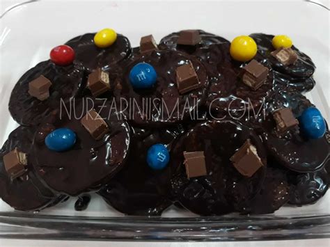 Perbezaan kek batik biasa dengan resepi kali ini adalah kerana kehadiran coklat ganache di atas kek batik ini. Resepi Kek Batik Rangup dan Sedap