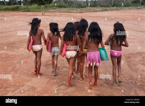 Escuela Para Los Indios Xingu En El Amazonas Brasil Fotograf A De Stock Alamy