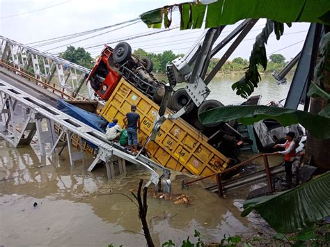 jembatan babat widang ambrol  truck jatuh  sungai begawan solo