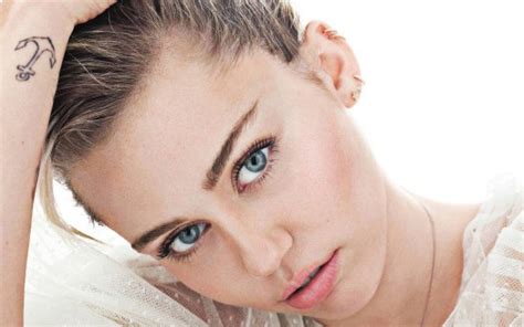 Miley Cyrus With Pink Lips And Gray Eyes In White Background Hd Miley