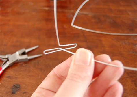 This guide will introduce you to how circuits can be created in game and how to make some basic tools with them. House InsideOut: Wire Bird Legs Tutorial